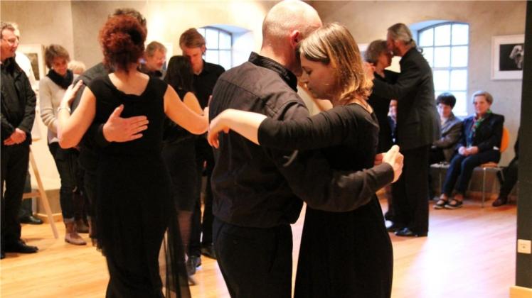 Die Tanzschule Marena aus Lohne brachte eine Tangovorführung in die Vernissage ein. 