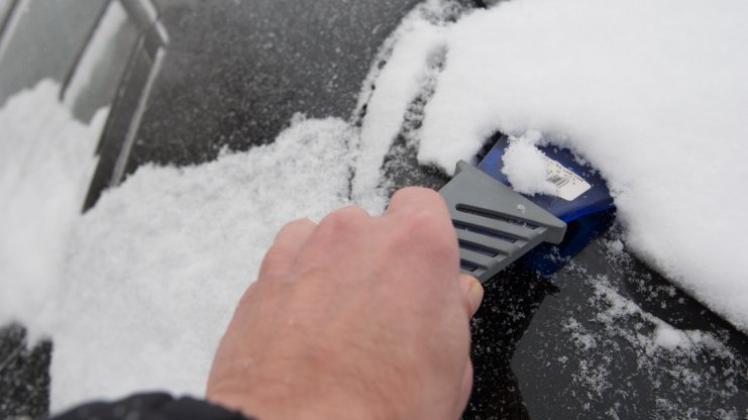 Wer mit dem Auto fahren wollte, musste auch am Dienstag erst gegen Eis und Schnee auf den Scheiben ankämpfen. 
