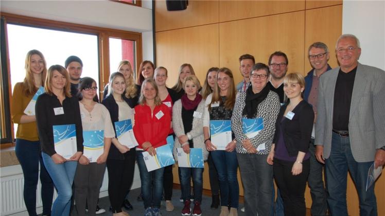 Europässe erhielten Schüler, Azubis und Lehrkräfte am Europatag in der BBS. Fotos: Marita Kammeier