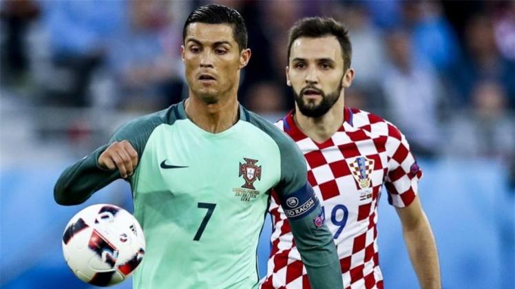 Cristiano Ronaldo im Duell mit Kroatiens Milan Badelj. 