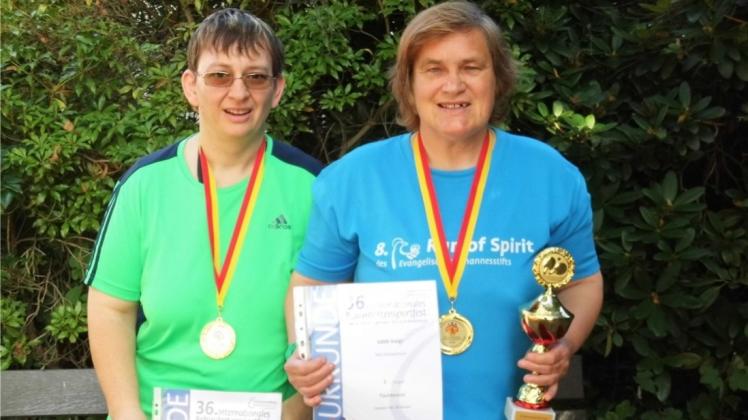 Bianca Zwicker (links) und Edith Voigt zeigten beim Tischtennisturnier in Wilhelmshaven starke Leistungen. 