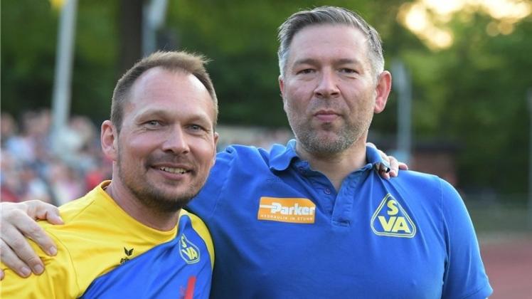 Sie harmonieren prächtig: Die Atlas-Trainer Marco Büsing (links) und Jürgen Hahn – hier nach dem geglückten Landesliga-Aufsieg im Mai 2016. 