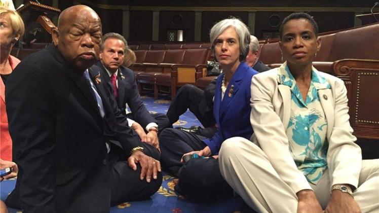 Seltenes Bild im US-Kongress: Demokratische Abgeordnete haben mit einer Sitzblockade ihre Forderung nach einem schärferen Waffenrecht untermauert. Seltenes Bild im US-Kongress: Demokratische Abgeordnete haben mit einer Sitzblockade ihre Forderung nach einem schärferen Waffenrecht untermauert.
