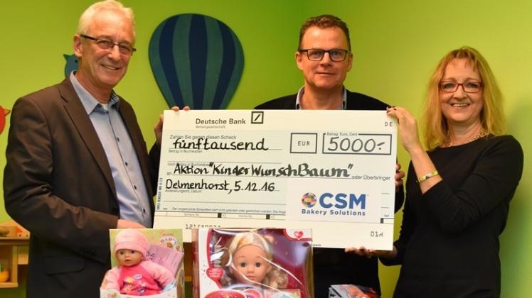 CSM-Werksleiter Arjen Samplonius (Mitte) übergibt die 5000-Euro-Spende an Oberbürgermeister Axel Jahnz und Karin Wiegmann vom Familien- und Kinderservicebüro. 