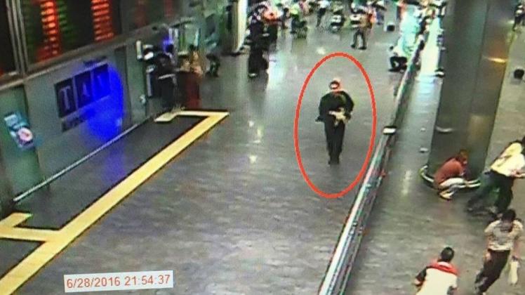 Einer der Attentäter des Anschlags auf den Istanbuler Flughafen. Die Aufnahme stellte die türkische Polizei zur Verfügung. 