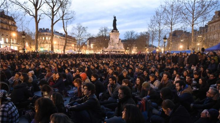 Seit mehreren Tagen versammeln sich in Frankreich jeden Abend tausende Menschen, um gegen soziale Ungerechtigkeiten zu demonstrieren. 