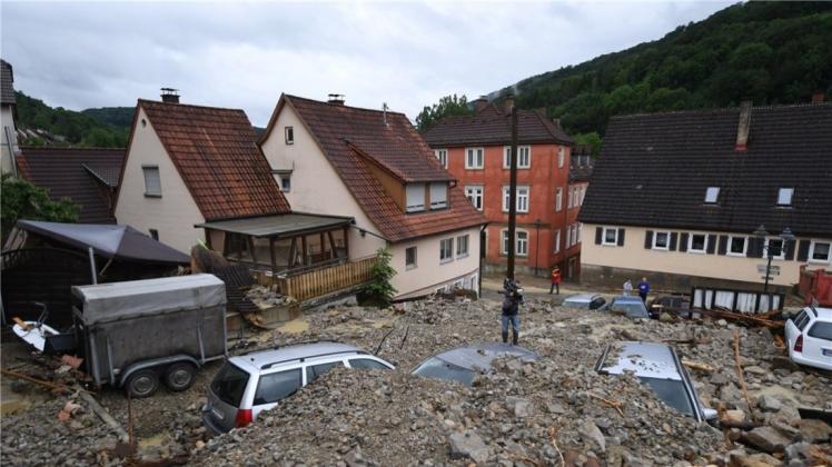 Autos liegen in Braunsbach (Baden-Württemberg) unter einer Schutthalde. Durch heftigen Regen waren zwei kleine Bäche über die Ufer getreten, Häuser und Autos wurden beschädigt. Ist der Klimawandel schuld? 