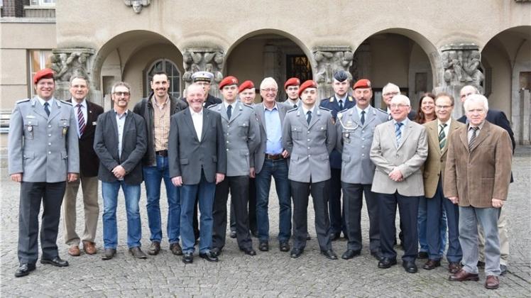 Oberbürgermeister Axel Jahnz ehrte Soldaten und Reservisten für ihr Engagement in der Kriegsgräberpflege. 