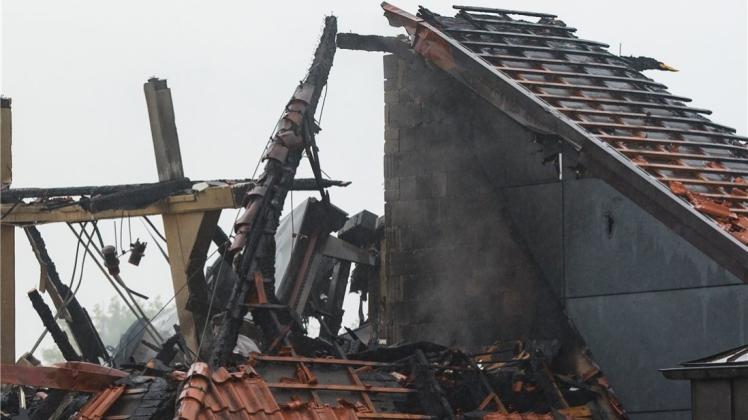 Vom Dach des JHD Mitte sind nur noch Trümmer übrig: Die Ermittlung der Brandursache soll ab Montag erfolgen. 