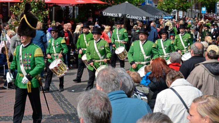 Fast 2700 Schützen und Musiker sind am Dienstag, dem Haupttag des Gildefestes in Wildeshausen, von der Herrlichkeit aus zum Festplatz im Krandel ausmarschiert.