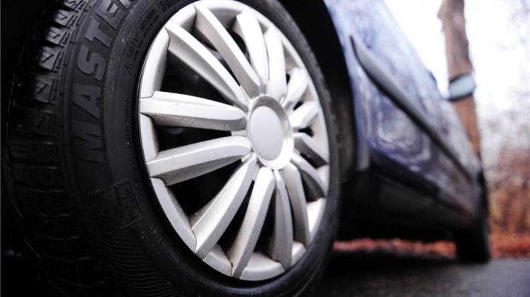 Ein kompletter Satz Reifen ist von einem Audi auf einem Firmengelände im Gewerbegebiet in Brinkum gestohlen worden.  Symbolfoto: Nicolas Armer/dpa