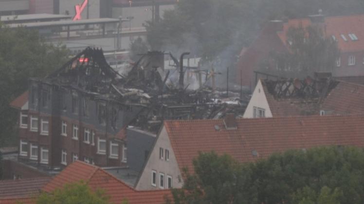 Die Ausmaße des Brandes am Delmenhorster Josef-Hospital werden auf dieser Luftaufnahme deutlich.  