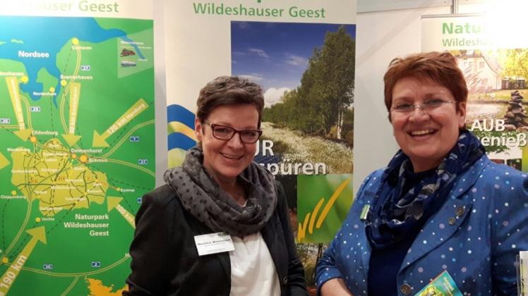 Im Verbund des Naturparks Wildeshauser Geest stellen (von links) Martina Weisensee und Elisabeth Kühling verstärkt auf Messen die Schönheiten ihrer Gemeinden heraus. 