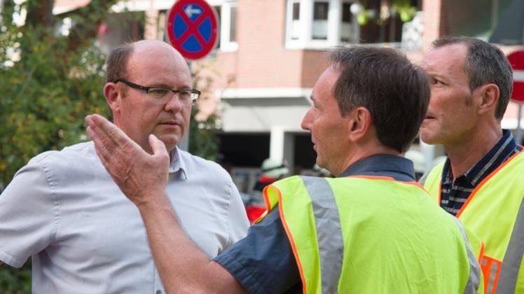 JHD-Chef Thomas Breidenbach verständigt sich mit der Polizei (rechts im Bild: Inspektionsleiter Jörn Stilke).