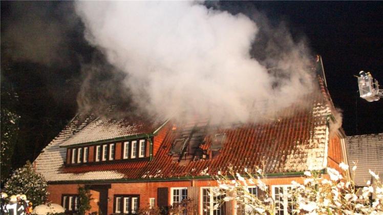 Ein Feuer hat am Dienstag, 19. Januar, eine Wohnung und den halben Dachstuhl des Hofs Aschenbeck zerstört. Brandursache: ein angefressenes Kabel. Ein Feuer hat am Dienstag, 19. Januar, eine Wohnung und den halben Dachstuhl des Hofs Aschenbeck zerstört. Brandursache: ein angefressenes Kabel.