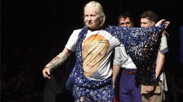 Westwood schritt selbst über den Laufsteg und präsentierte ein T-Shirt mit der Aufschrift „Ich bin Julian Assange“. 