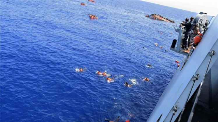Das Wrack eines überladenen Flüchtlingsboots vor der libyschen Küste. 