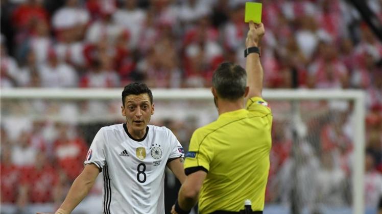 Nichts gemacht? Mesut Özil versteht nicht, weshalb er Gelb kassiert. 
