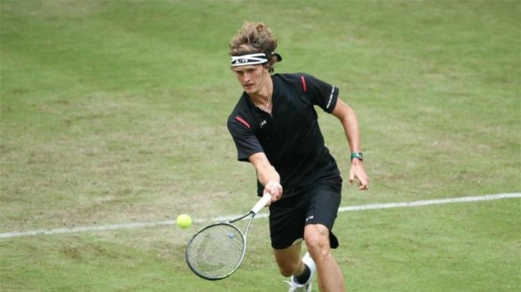 Alexander Zverev führt nach zwei gewonnenen Sätzen gegen den Franzosen Paul-Henri Mathieu im dritten Durchgang mit 3:0. Alexander Zverev führt nach zwei gewonnenen Sätzen gegen den Franzosen Paul-Henri Mathieu im dritten Durchgang mit 3:0.