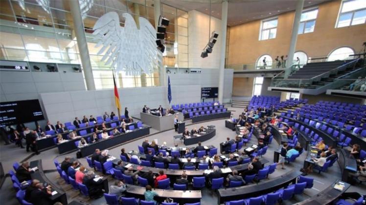 Parlamentarier und Zuschauer verfolgen am Mittwoch eine Debatte im Deutschen Bundestag. 