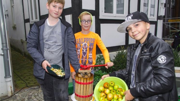 Selbst Apfelsaft pressen ist cool, finden Arne (13), Niklas (10) und Mattis (11). Am Stand von „Fruchtsäfte Lammersiek“ war Gelegenheit dazu. Fotos: Cornelia Müller
