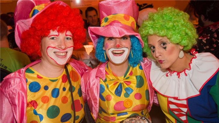 Auch Clowns haben beim vierten Büttenabend in Ganderkesee mitgefeiert. 
