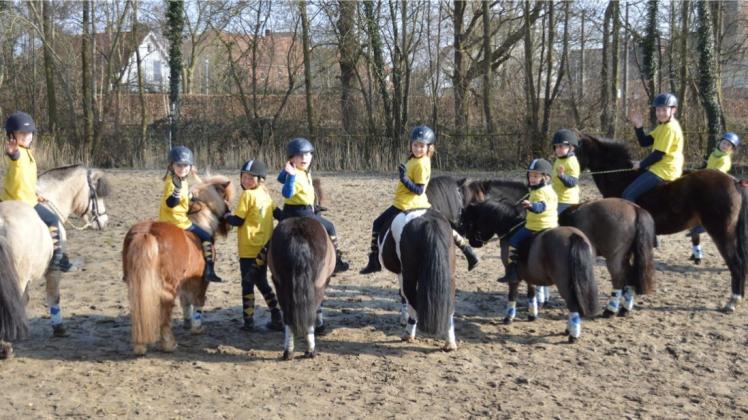 Strahlende Gesichter: Die kleinen Grüppenbührener Reiter hatten bei den Spielen der Ponyliga Oldenburg-Nord ihren Spaß. 