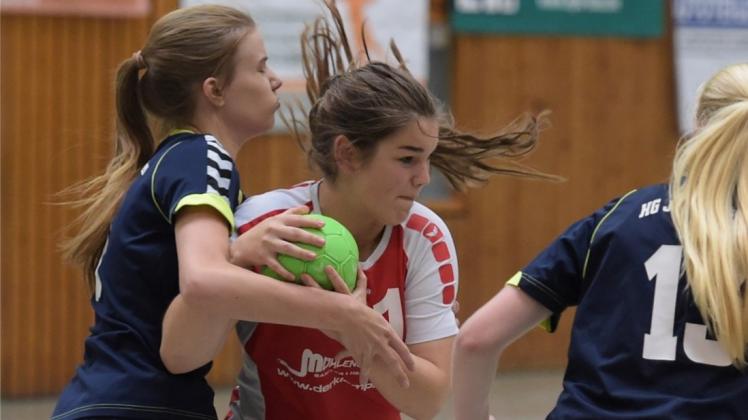 Umkämpft: Die A-Jugend-Handballerinnen der HSG Delmenhorst um Anna-Lena Lampe (Mitte) verloren das Landesligaspiel gegen die HG Jever/Schortens mit Lena Haartje (links) und Fenja Bauer mit 23:24. 