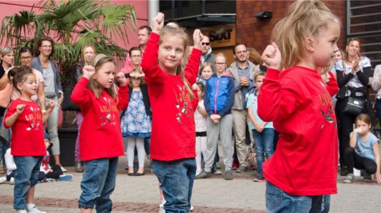 Das Kinderfest am Jute Center wartete unter anderem mit vielen Tanzvorführungen auf – von Kindern für Kinder. Die Großen durften natürlich auch zuschauen. Das Kinderfest am Jute Center wartete unter anderem mit vielen Tanzvorführungen auf – von Kindern für Kinder. Die Großen durften natürlich auch zuschauen.