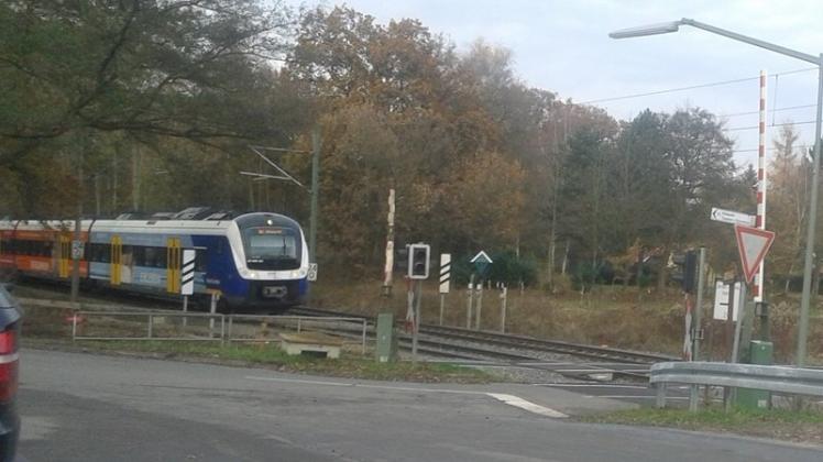 Der Zug naht, die Schranken bleiben oben: dk-Leser Oswald Ackermann hat am Dienstagmittag die gefährliche Szene am Bahnübergang Hohenkamp im Bild festgehalten. 