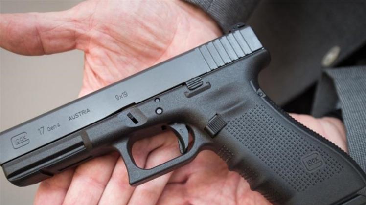 Ein Beamter zeigt eine Pistole vom Typ „Glock 17“. Mit einer Waffe gleichen Typs hatte der Amokläufer in München geschossen. 
