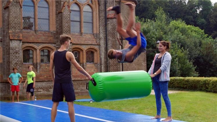 Akrobatische Sprünge zeigten Jugendliche beim „Jumpstyle“-Workshop auf der Luftkissen-Turnmatte vor der Lutherkirche. 