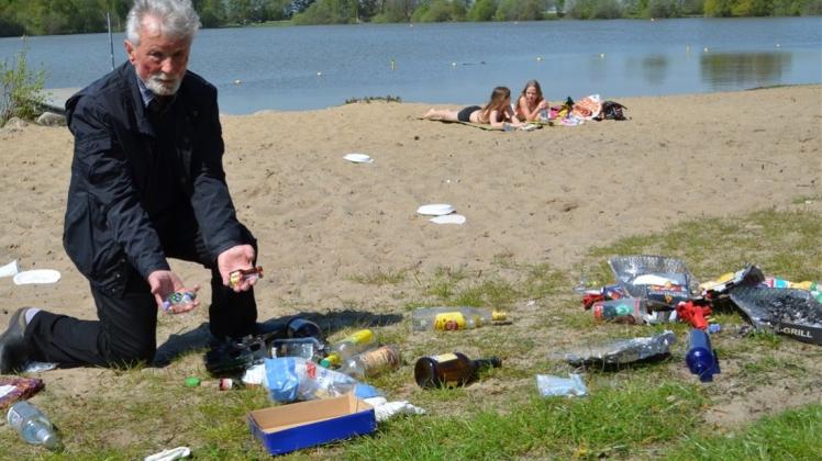 Werner Voth ärgert sich wie in jedem Jahr über den zurückgelassenen Müll am Sielingsee in Hohenböken. 