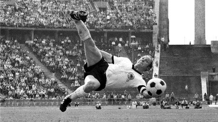 „Uwe, Uwe!“ Sein Name wurde zum Anfeuerungsruf der Zuschauer für die ganze Nationalmannschaft – das sagt alles über die Popularität des Fußball Stürmers Uwe Seeler. 