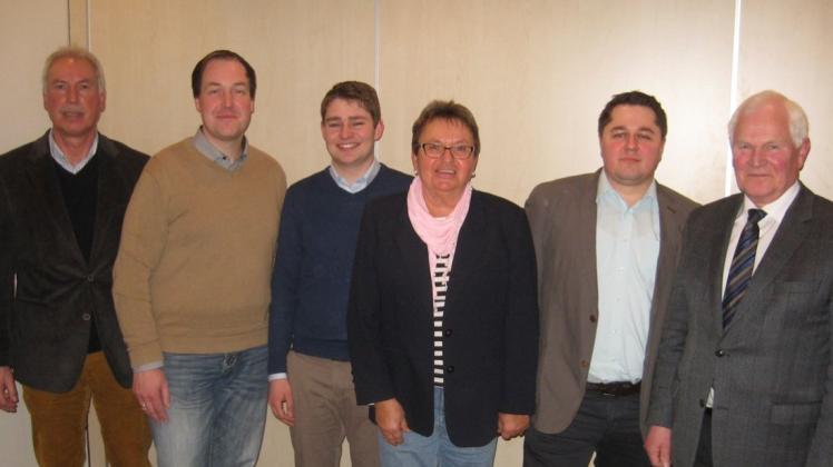 Die Kandidaten mit dem Vorsitzenden: Friedhelm Spree, Jörg Brüwer, Frederik Gohmann, Sigrid Gerner, Markus Kandelhardt und Friedrich-Wilhelm Oldenhage (von links). 