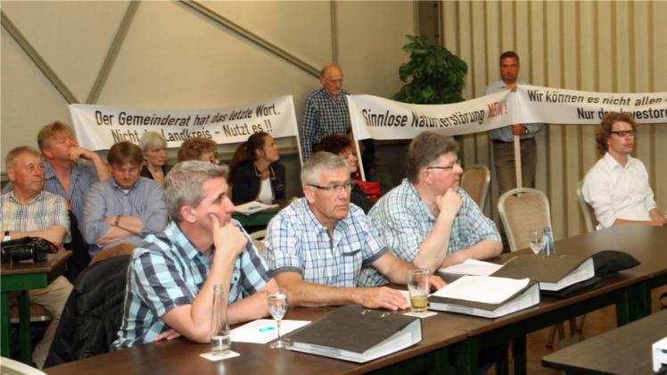 Bei dem Bauausschuss am Dienstagabend hat die Bürgerinitiative, die sich gegen Windkraftanlagen in Glandorf ausspricht, Banner mitgebracht. 
