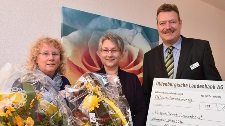 Martina Meinken und Karin Stelljes vom Hospizdienst freuten sich über anerkennende Worte von Bernd Wessels (AOK). 