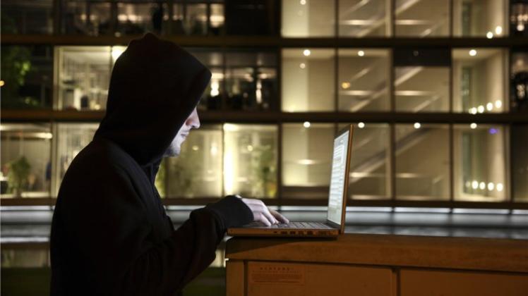 Die Polizei warnt vor schädlicher Software auf Smartphones. Die Cyberkriminellen versuchen damit, Geld von den Handybesitzern zu erpressen. 