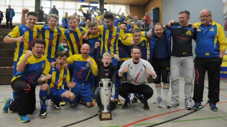 Der SV Atlas Delmenhorst feiert mit seinen Fans den Sieg bei der Hallenkreismeisterschaft 2016 im Fußball-Kreis Oldenburg-Land/Delmenhorst. 

            
