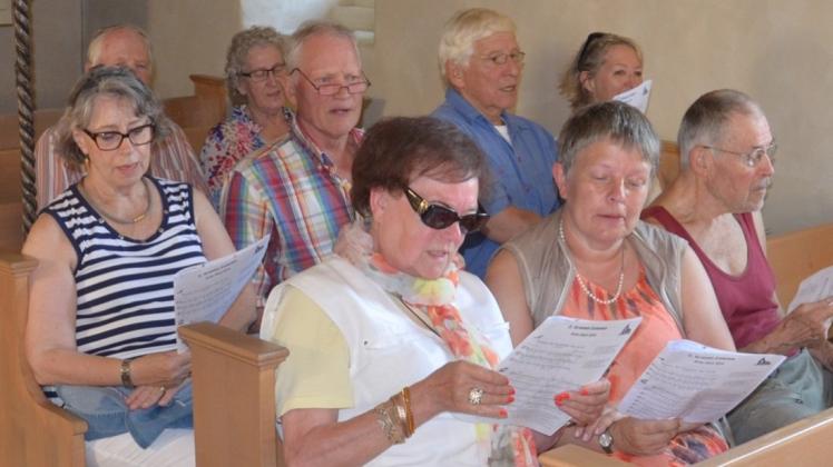 Nicht nur Kaffee und Kuchen gibt es bei „Kirche am Fahrradweg“. Die Besucher singen auch gemeinsam unterschiedliche Lieder, fernab der üblichen Kirchenmusik. 