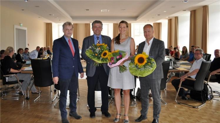Universitätspräsident Wolfgang Lücke gratuliert den Vizepräsidenten Wilfried Hötker, Susanne Menzel und Thomas Bals (von links) zu ihrer Wahl. 