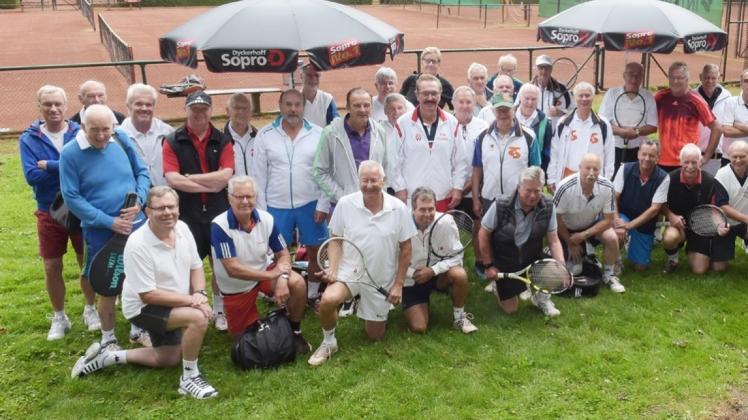 44 Tennis-Senioren spielten bei Blau-Weiß Delmenhorst um die Pokale. 