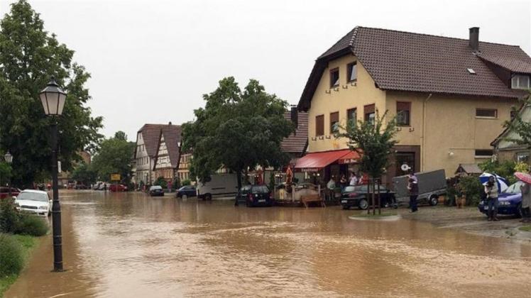 Nach heftigen Regenfällen sind in Ölbronn-Dürrn (Baden-Württemberg) Straßenzüge überflutet. 