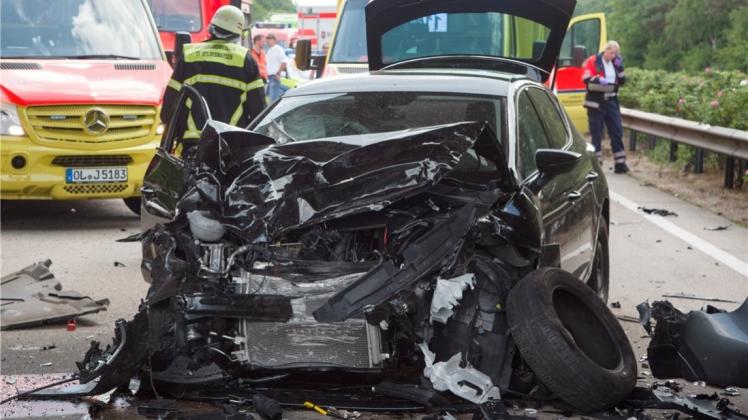 Zu einem schweren Unfall an einem Stauende ist es am Samstag, 4. Juni 2016,  auf der A1 bei Harpstedt gekommen. Fünf Personen wurden dabei verletzt.. 