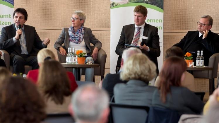 Ulrike Wackerbarth bei einer Podiumsdiskussion zum Thema „Machen wir die richtige Familienpolitik? im Jahr 2015. Archivbild: Gert Westdörp Ulrike Wackerbarth bei einer Podiumsdiskussion zum Thema „Machen wir die richtige Familienpolitik? im Jahr 2015. Archivbild: Gert Westdörp