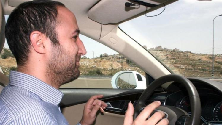 Nir Gideon, Entwicklungsexperte bei Mobileye in Jerusalem, lässt sich von einem "autonomen Audi" herumfahren. Nir Gideon, Entwicklungsexperte bei Mobileye in Jerusalem, lässt sich von einem "autonomen Audi" herumfahren.