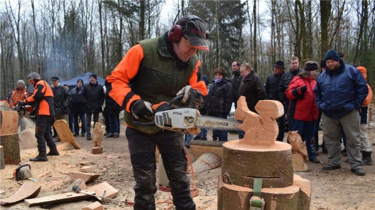 Ein Kettensägenkünstler zeigt auch in diesem Jahr bei den Holzheiztagen sein Können. Ein Kettensägenkünstler zeigt auch in diesem Jahr bei den Holzheiztagen sein Können.