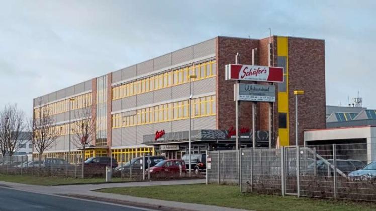Das Firmengebäude der Großbäckerei Schäfers ist am 27.12.2016 nach einem Brand am Vortag in der Produktion auf dem Betriebsgelände in Lehrte (Niedersachsen) zu sehen. 