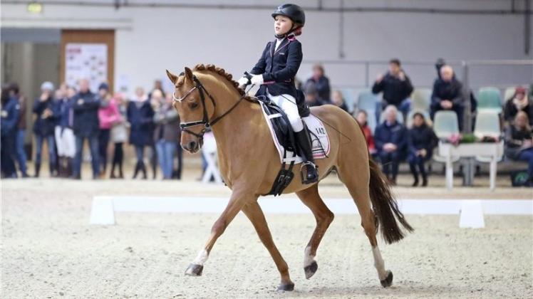 Wurde in Verden Zweite im Bundesnachwuchschampionat der Pony-Dressurreiter: Antonia Busch-Kuffner vom RV Ganderkesee. Sie startete dort mit Conroyal. 