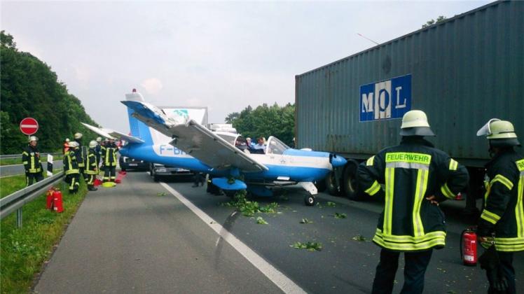 Ein Kleinflugzeug steht am 13.06.2016 auf der Autobahn A2 bei Herzebrock-Clarholz (Nordrhein-Westfalen) neben einem Lastwagen. Auf einer Autobahn in Ostwestfalen hatte ein Pilot am Montag sein Kleinflugzeug notgelandet. Die einmotorige Propellermaschine setzte auf dem rechten Fahrstreifen und dem Seitenstreifen auf, berührte einen Sattelzug und drehte sich. Ein Kleinflugzeug steht am 13.06.2016 auf der Autobahn A2 bei Herzebrock-Clarholz (Nordrhein-Westfalen) neben einem Lastwagen. Auf einer Autobahn in Ostwestfalen hatte ein Pilot am Montag sein Kleinflugzeug notgelandet. Die einmotorige Propellermaschine setzte auf dem rechten Fahrstreifen und dem Seitenstreifen auf, berührte einen Sattelzug und drehte sich.